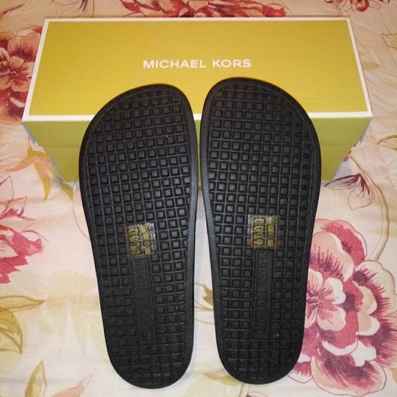 Michael Kors Gilmore Slide - Picture 4 of 6